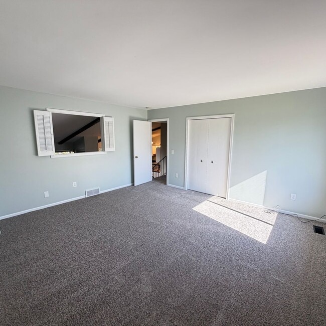 Building Photo - Spacious two Bedroom Quad-Level Home for R...