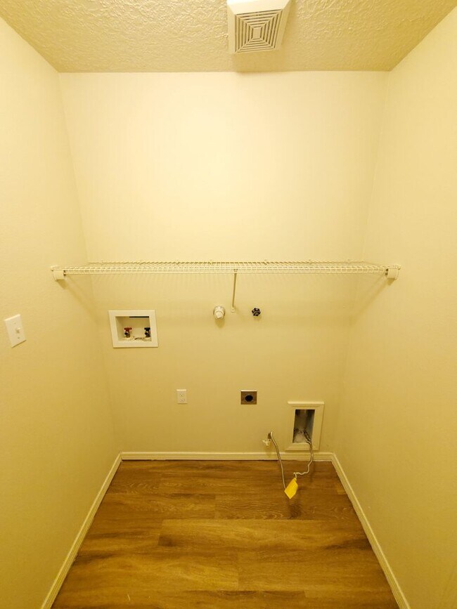 Building Photo - 3 bed 2 bath 1800 sq ft in Huning Ranch!