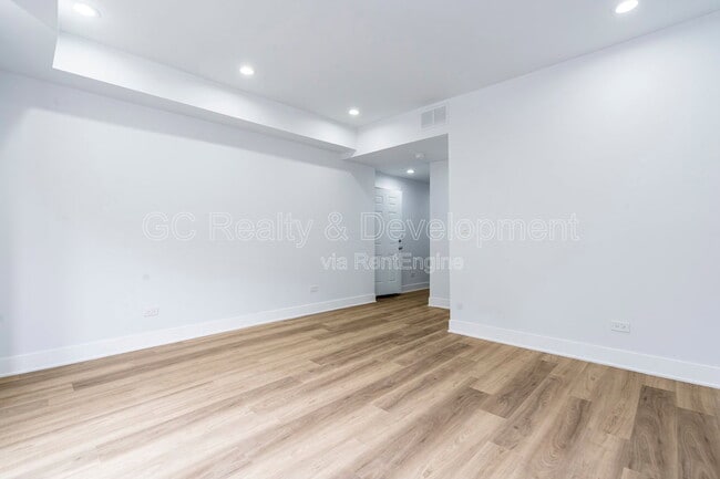 Building Photo - 3744 N Wilton Ave