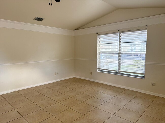 Building Photo - Spacious 2 Bedroom 1 Bath