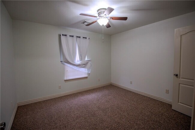 Building Photo - 202 Dawn Dr