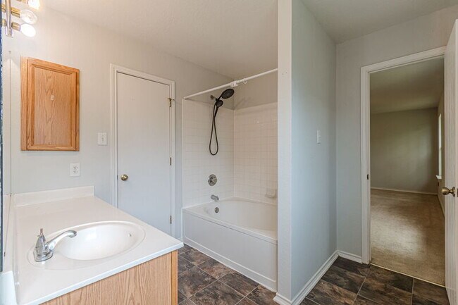 Building Photo - 164 Springtree Hollow