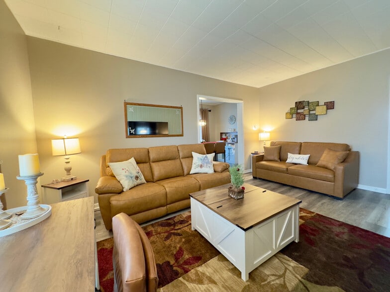 Primary Photo - 922 W Broadway St