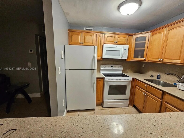 Building Photo - 1100 Salzedo St