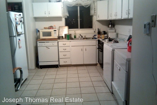 Building Photo - 1583 800 E