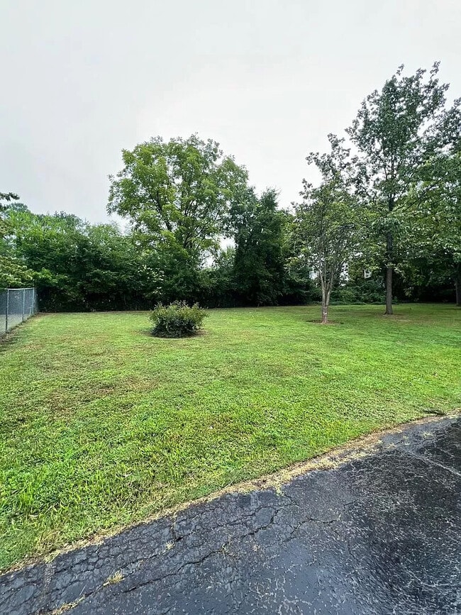 Building Photo - 2927 Hillhurst Dr