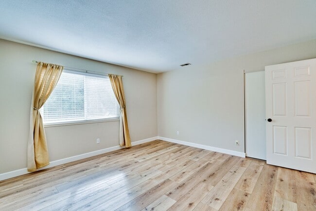 Building Photo - Welcome Home!!! - Modern and Spacious Gem! Townhouse with 2 Primary Bedrooms, Nice balcony, In re...