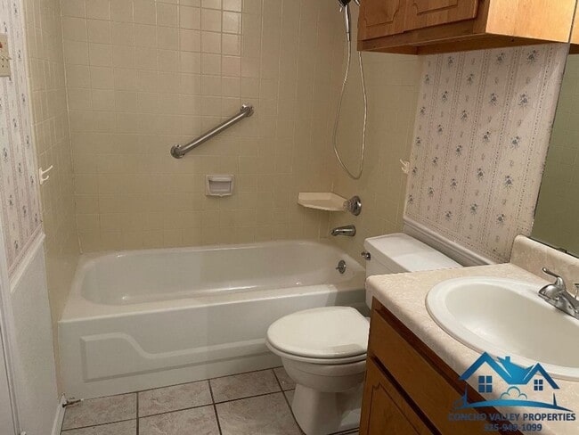 Building Photo - For Rent - 2 Bed/ 1.5 Bath