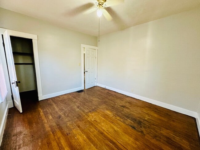 Building Photo - Updated Three Bedroom close to Churchill Downs-Section 8 accepted