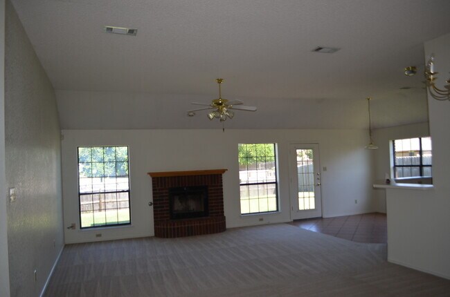 Building Photo - 2521 Creek Dr