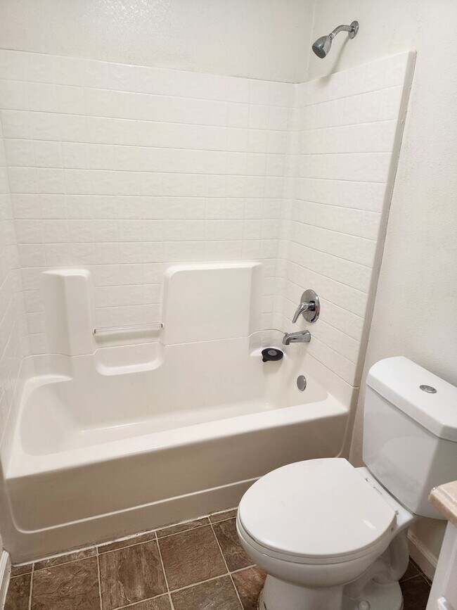 Building Photo - 2 Bedrooms in Pollock Pines Available May 1st