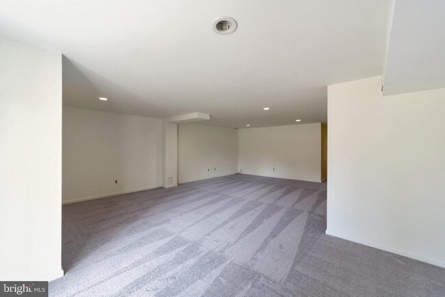 Building Photo - 10 Liberte Ln