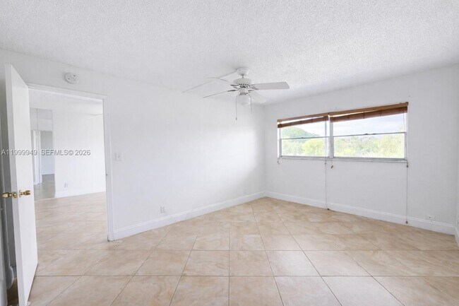 Building Photo - 950 Hillcrest Dr