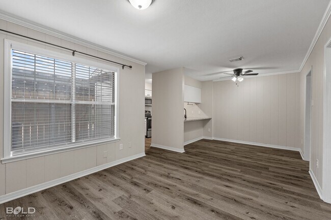 Building Photo - 3 bed 2 bath Town House