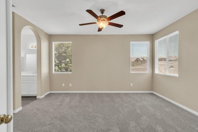 Building Photo - Beautiful 3 bed 2.5 bath in Natomas!