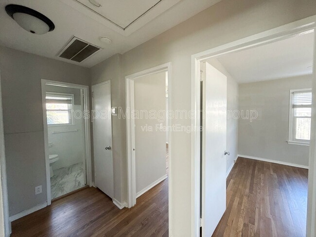 Building Photo - 1214 Hawthorne Cir