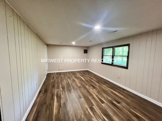 Building Photo - Freshly Updated 3 Bedroom Duplex