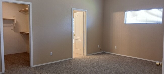 Building Photo - Warm, Inviting 3 Bed / 2 Bath Home in Surp...