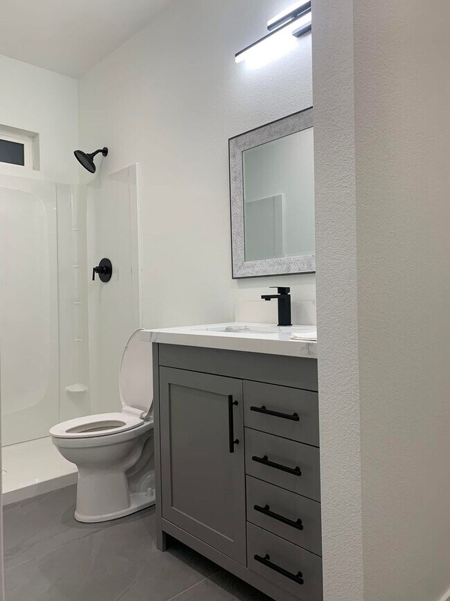 Building Photo - Fully Furnished 4BR + RV Garage