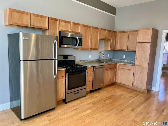 Building Photo - 353 Main St