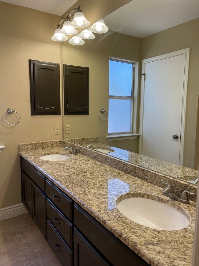 Building Photo - 13731 Oak Pebble