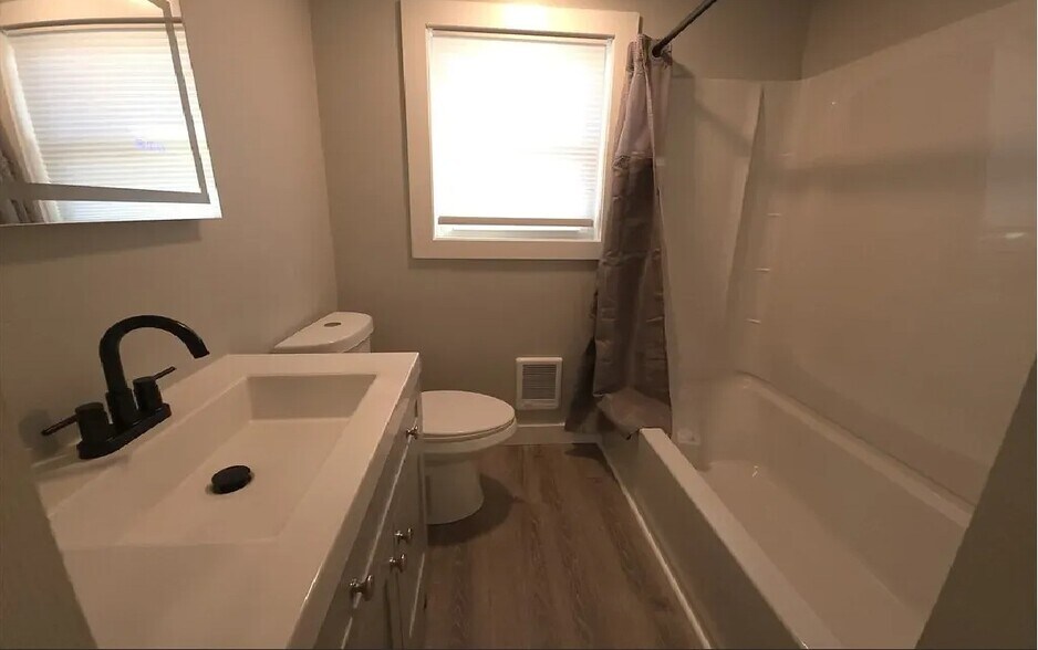 Building Photo - 12 Hunnewell Rd