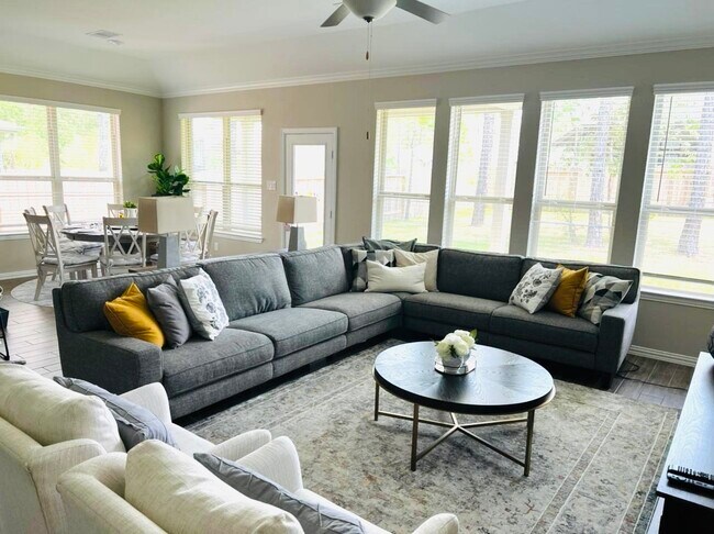 Building Photo - 246 Crest Sights Dr