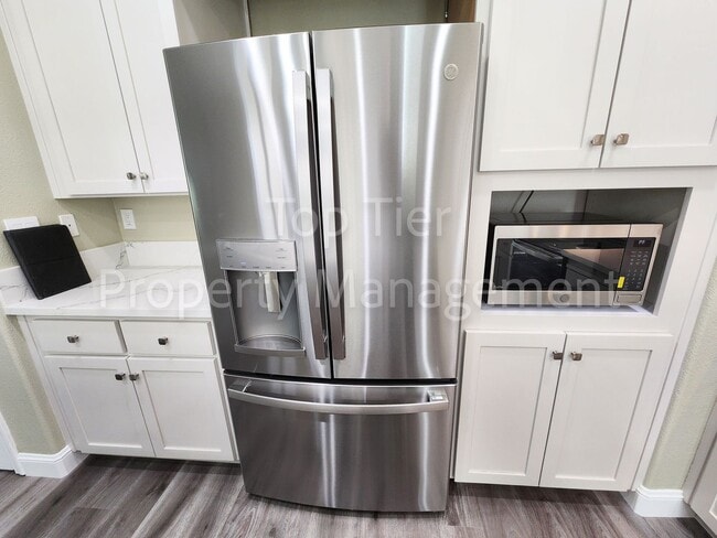 Building Photo - Stunning Newly Remodeled 4 bed / 2.5 bath ...