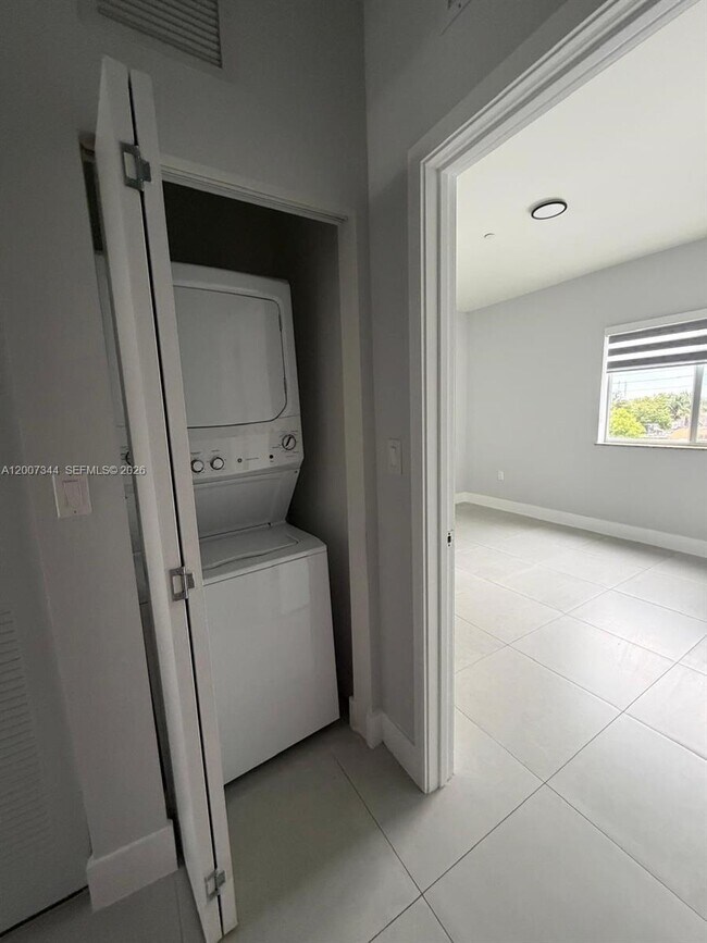 Building Photo - 381 E 50th St