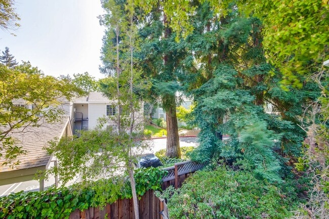 Building Photo - 2-Suite Townhome in Whisman Station Area | Easy Access to 101/237/85