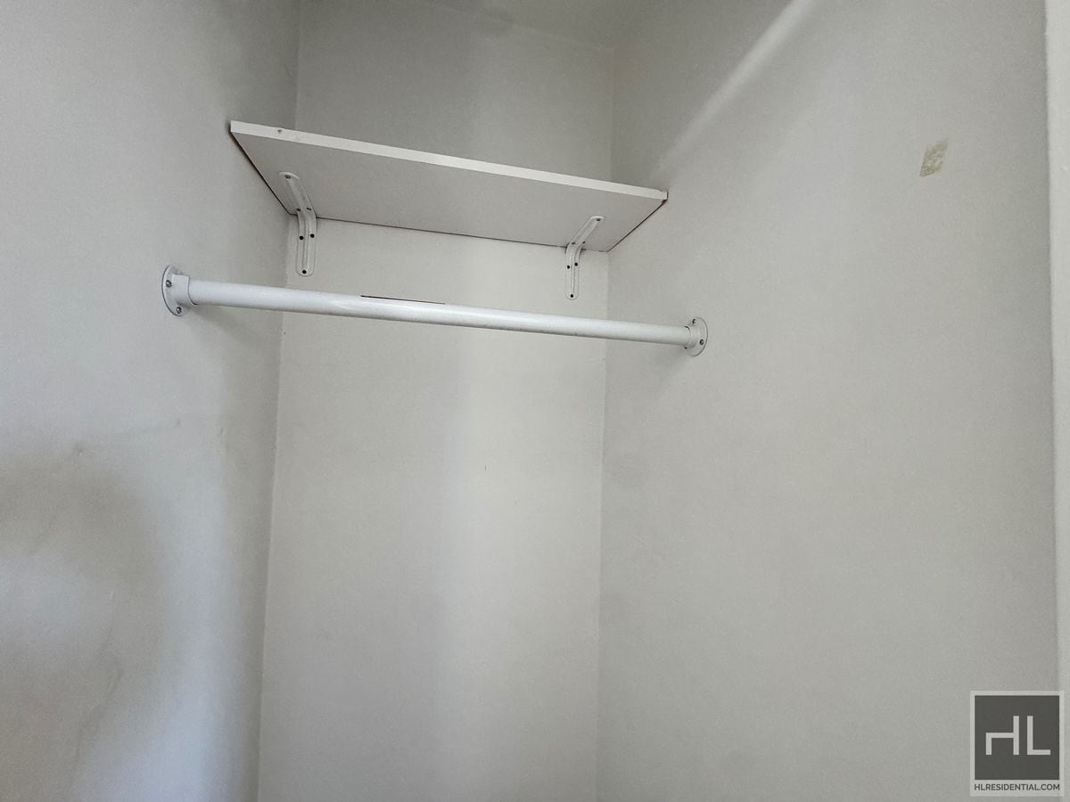 Building Photo - Newly Renovated 2 bedroom apartment spanni...