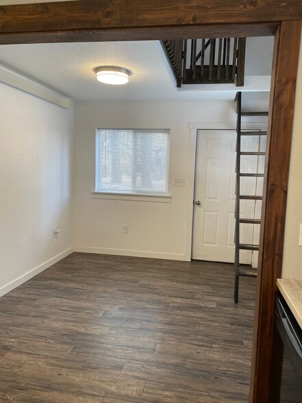 Building Photo - 209 W Barnes Rd