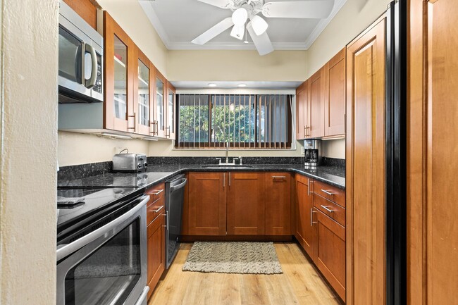 Kitchen with granite countertops - 115 Park Ave