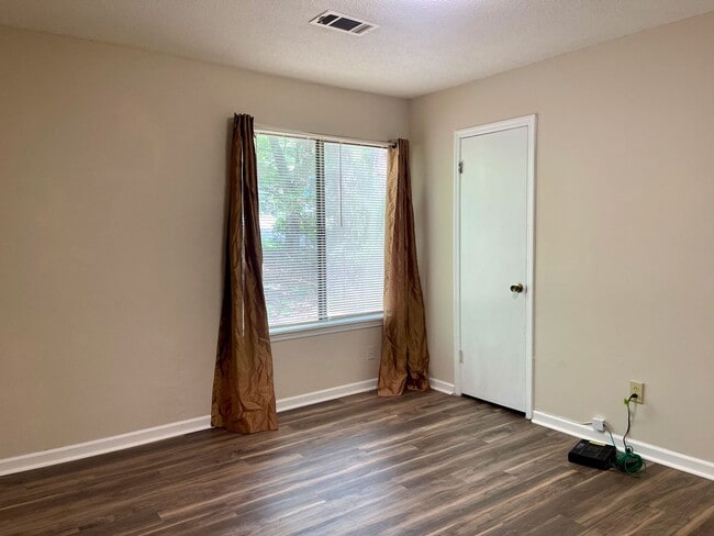 Building Photo - Ranch in Riverdale!