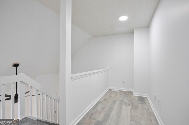 Building Photo - 6712 Lakewood Dr