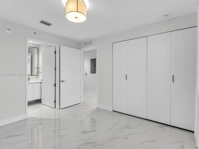 Building Photo - 700 NE 24th St