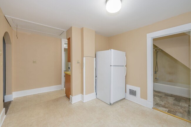 Building Photo - 355 Doty St