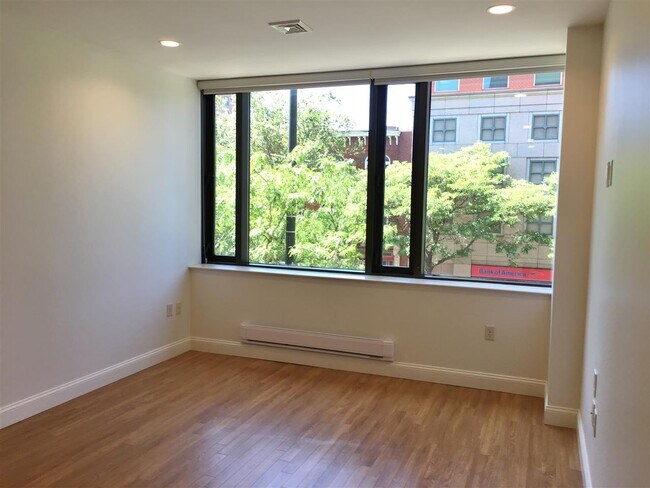 Building Photo - 875 Elm St