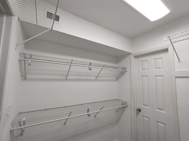 walk through closet - 2840 Colonial Ave SW