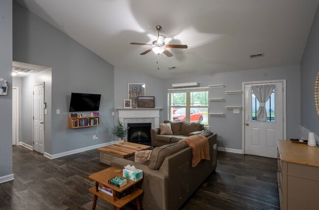 Building Photo - 3 Bedroom, 2 bath beautiful home - Bridgeport Community Sneads Ferry