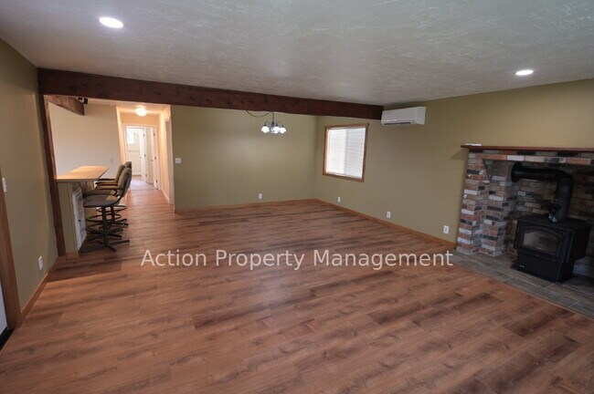 Building Photo - Updated Single-Level Home with Spacious Interior & Covered Parking