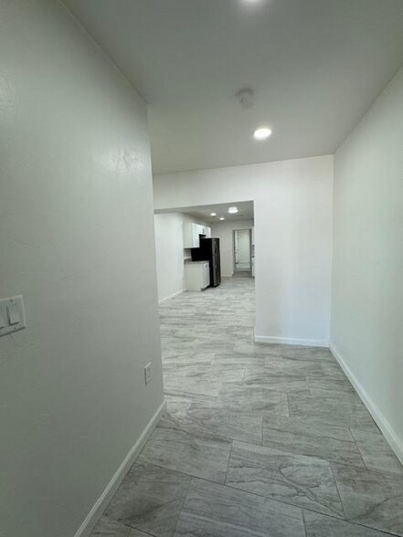 Primary Photo - 1017 E West Cir Dr