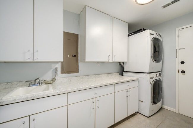 Building Photo - 501 N Kingsbury St