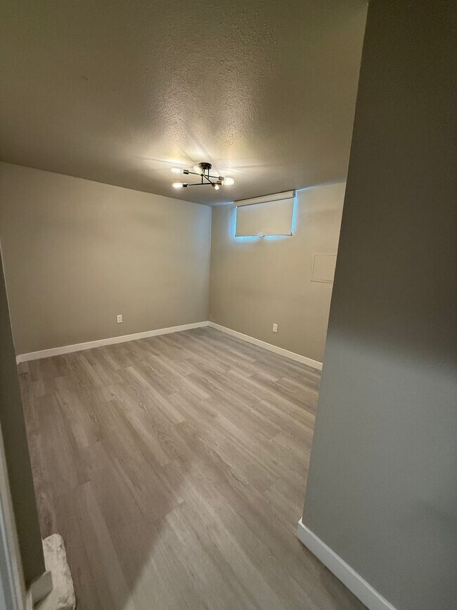 Building Photo - 943 S Wells Ave