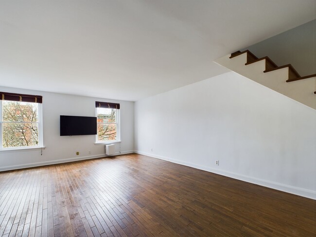 Building Photo - Fairmount 2 bed/1bath Bi-Level on Green St...