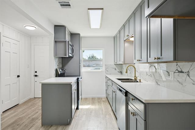 Building Photo - 303 N Delphine St