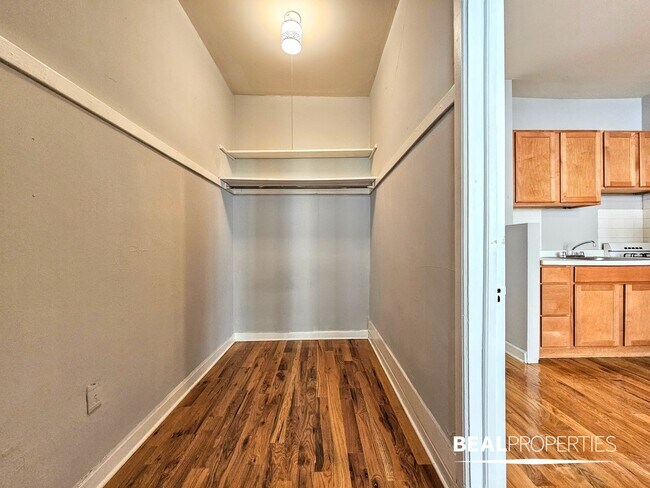 Building Photo - 1050 W George St