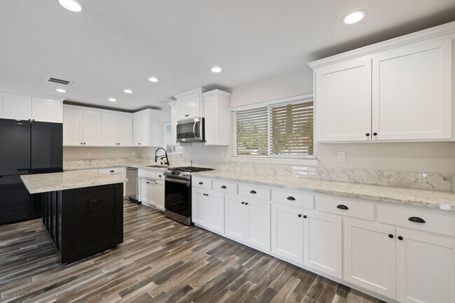 Building Photo - 1212 S Demaree St