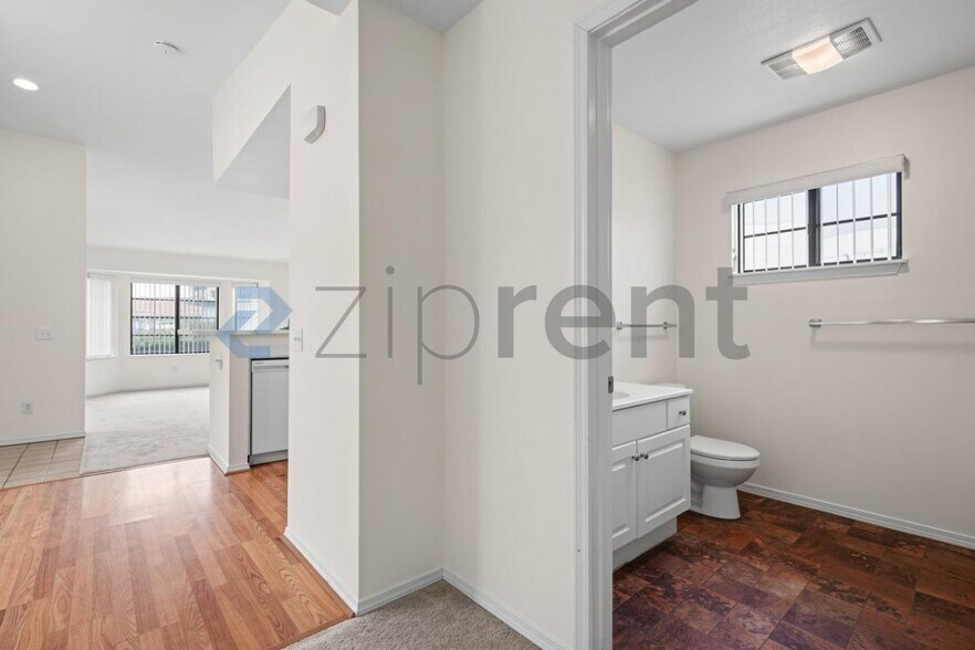 Building Photo - Unit