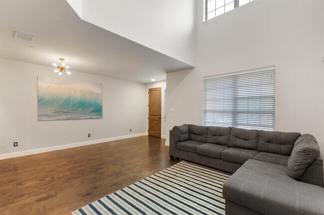 Building Photo - 4646 Rhett Ln